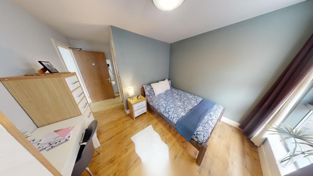Property photo 1 of 7 Bright And Tidy Single Bedroom Featuring A Cozy Si...