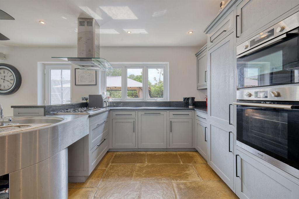 Property photo 3 of 32