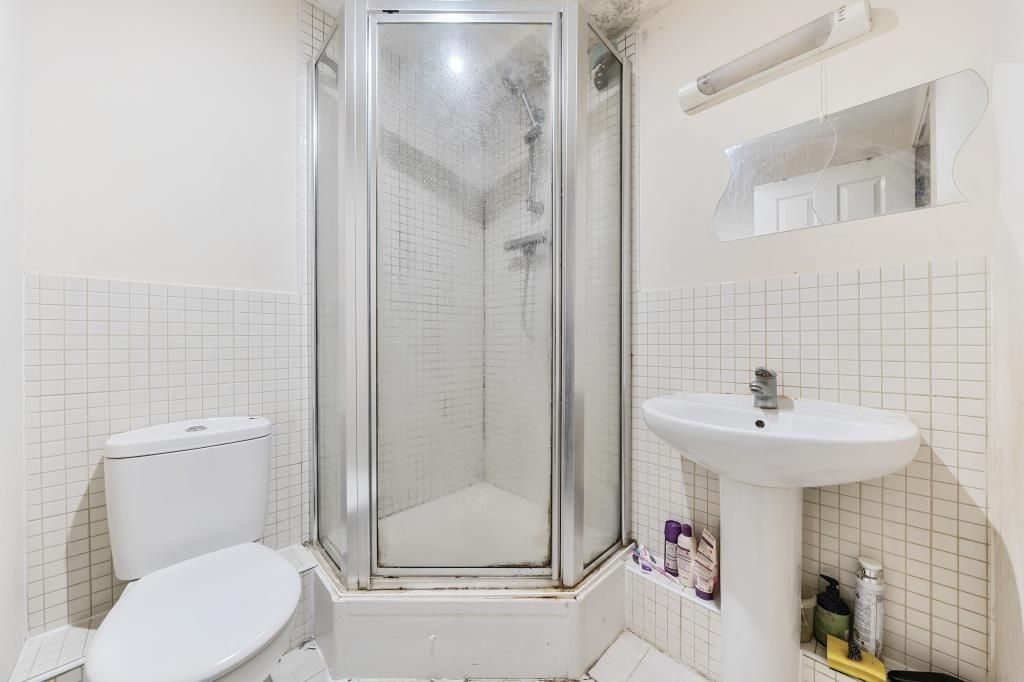Property photo 2 of 20 Bathroom