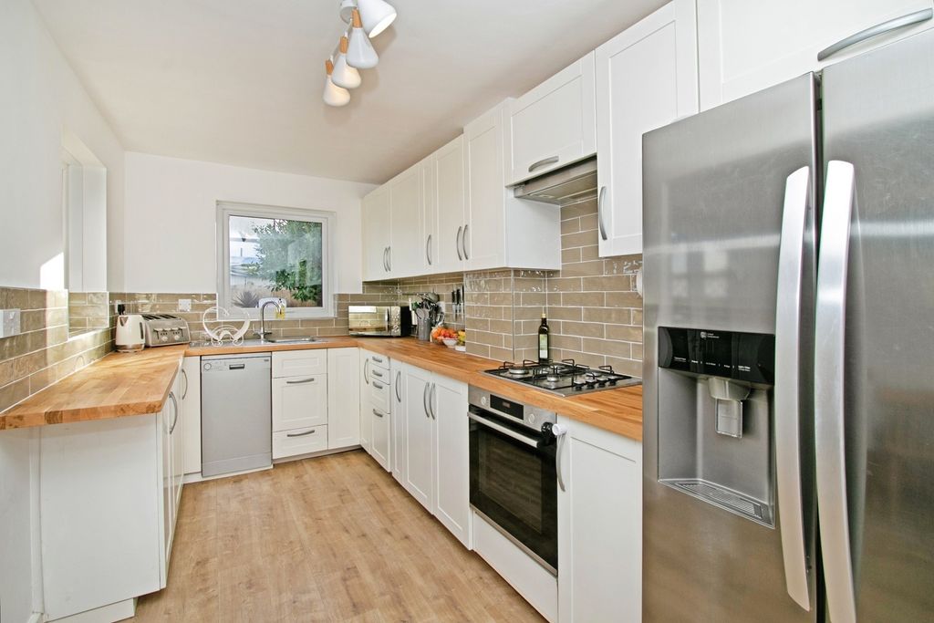 Property photo 3 of 23 Kitchen