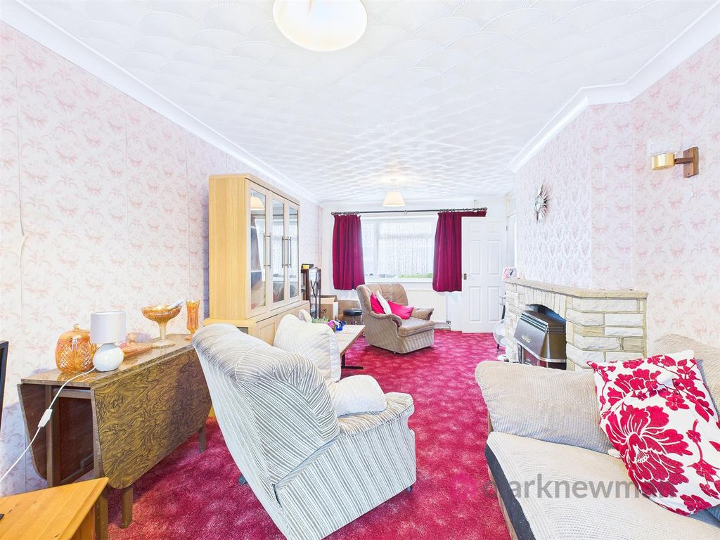 Property photo 3 of 11 Lounge