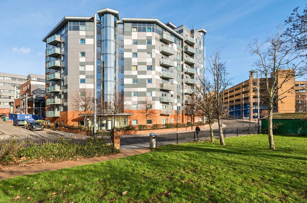 Property photo 1 of 12 1393405-4-695E565...