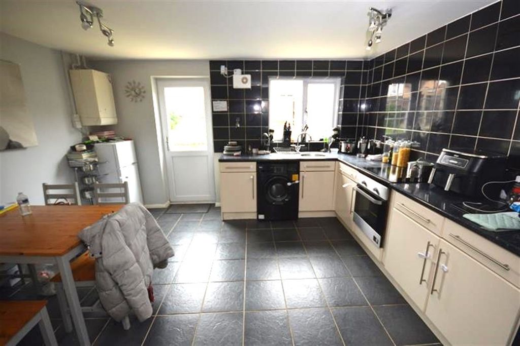 Property photo 3 of 9 Kitchen