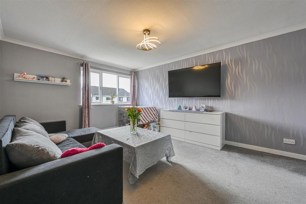 Property photo 3 of 13 Lounge