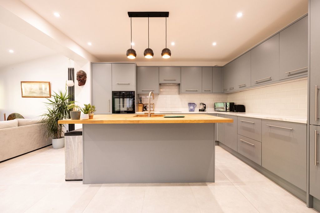 Property photo 2 of 33