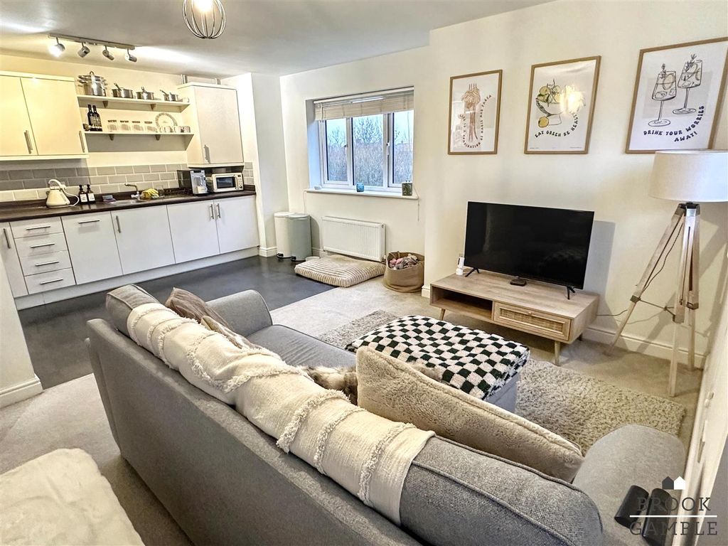 Property photo 3 of 12 01323 438506