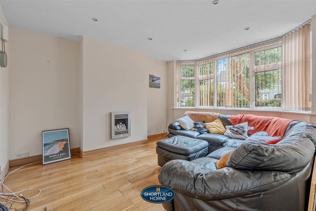 Property photo 3 of 26 98 Wainbody Ave Sth (12 Of 28).Jpg