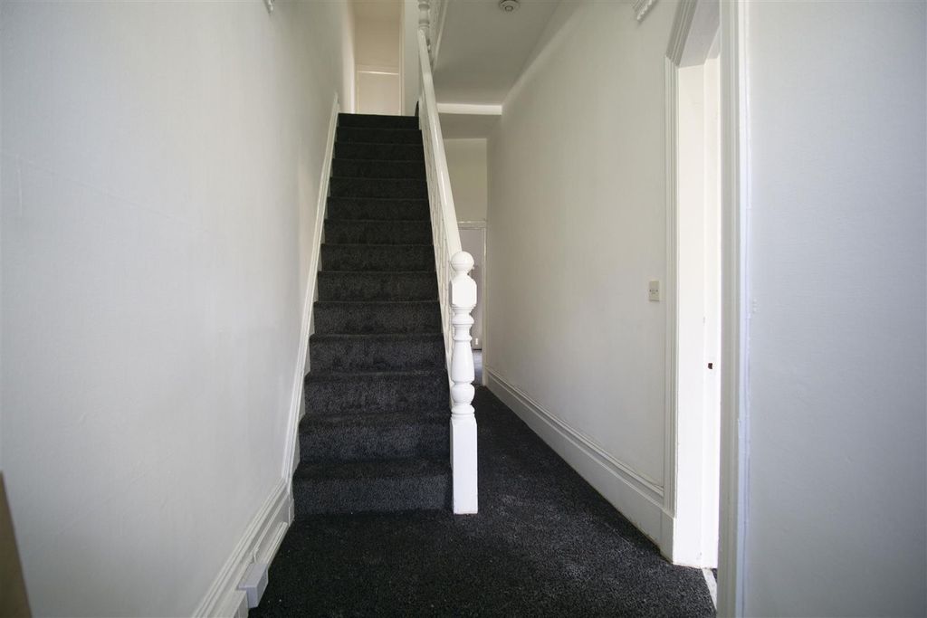 Property photo 2 of 14 Hallway