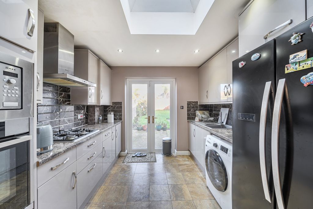 Property photo 3 of 20 1383910-20-692700...