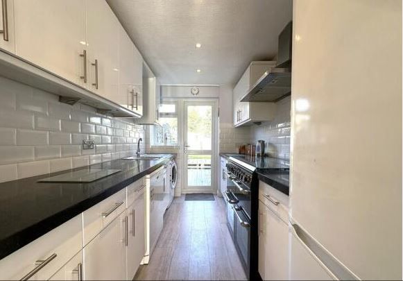 Property photo 3 of 19 Kitchen