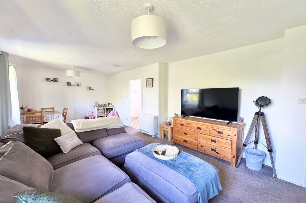 2 bed flat for saleRowan Place, Weston-Super-Mare - Garage & Parking BS24 photo 5