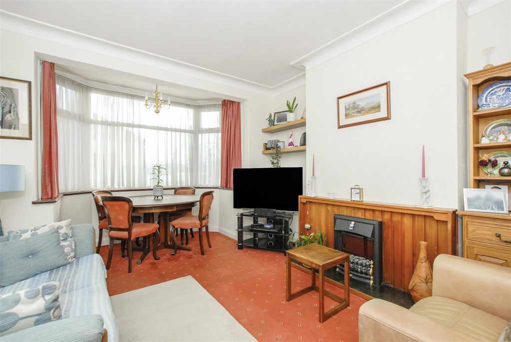 Property photo 3 of 11 Lounge.Jpg