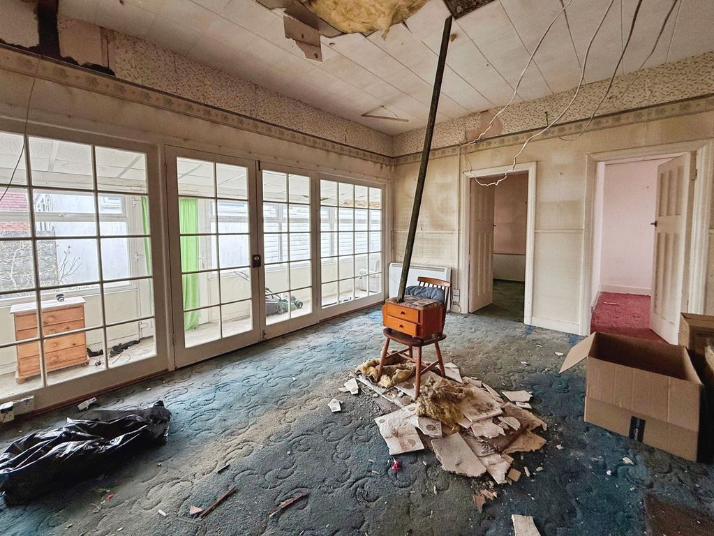 Property photo 2 of 12 Lounge