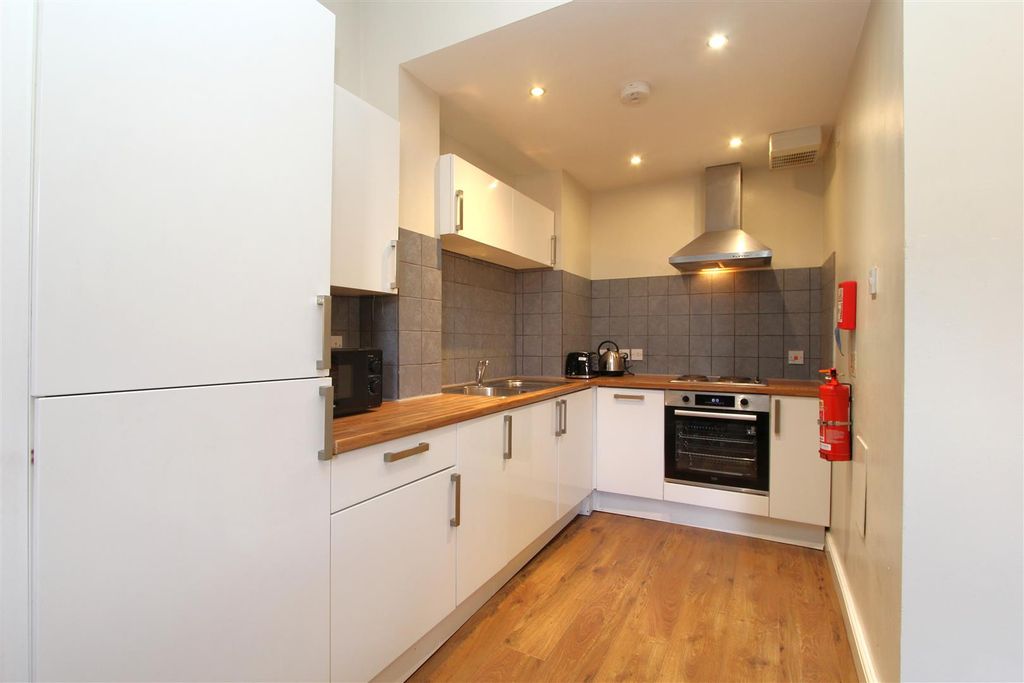 Property photo 3 of 15 Kitchen, 1 (5).Jpg