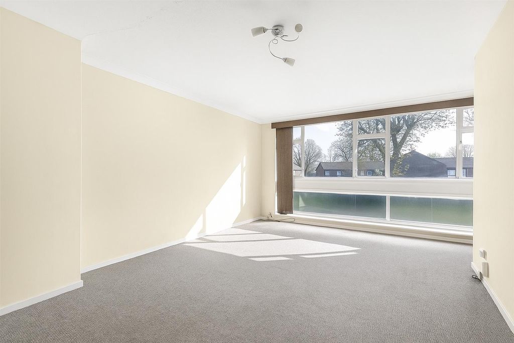 Property photo 2 of 12 Lounge.Png