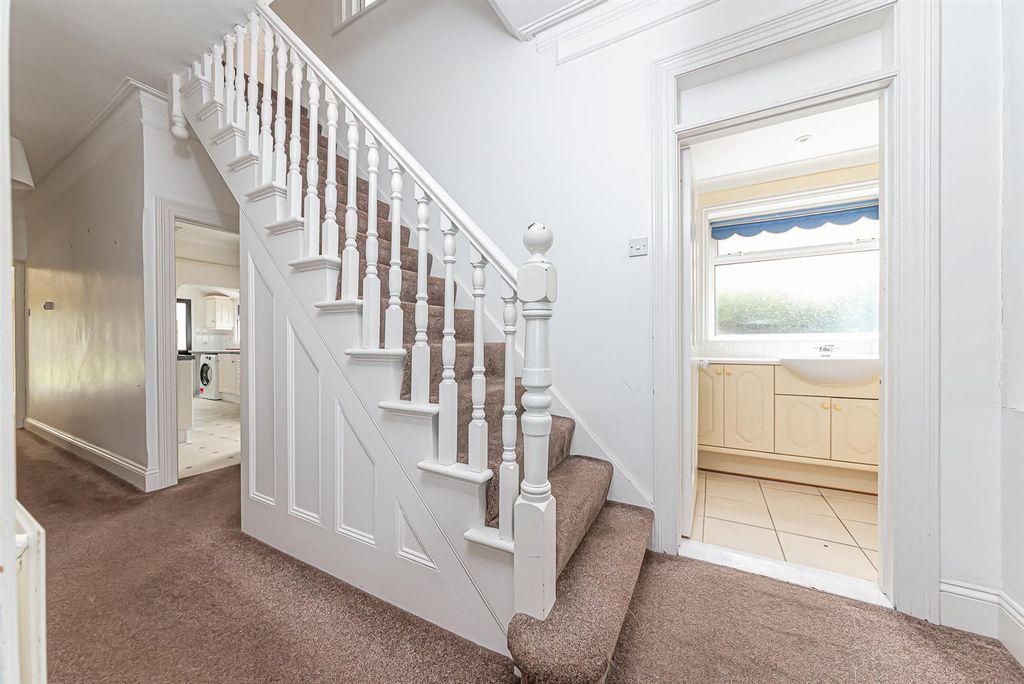 Property photo 2 of 25 21 Sandhurst Road (4).Jpg