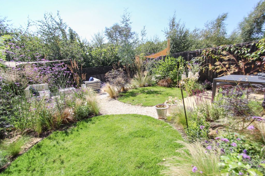 Property photo 2 of 18 Garden