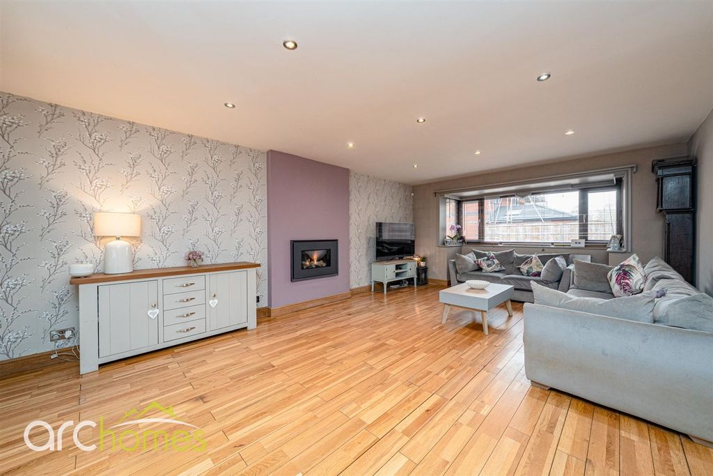 Property photo 3 of 47 Thorn Lea-16.Jpg