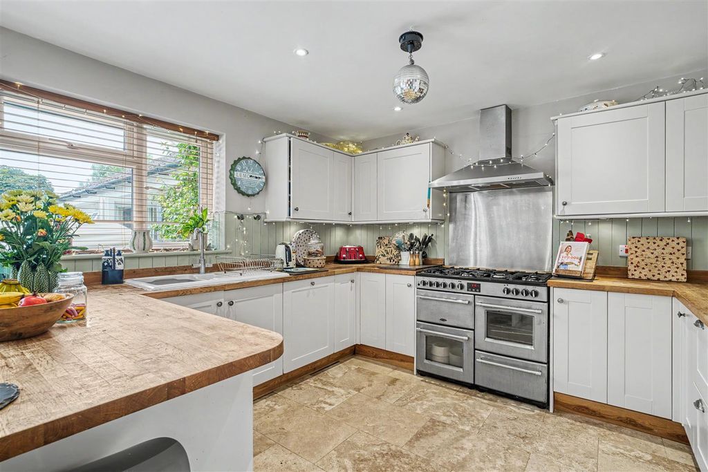 Property photo 2 of 10 Kitchen