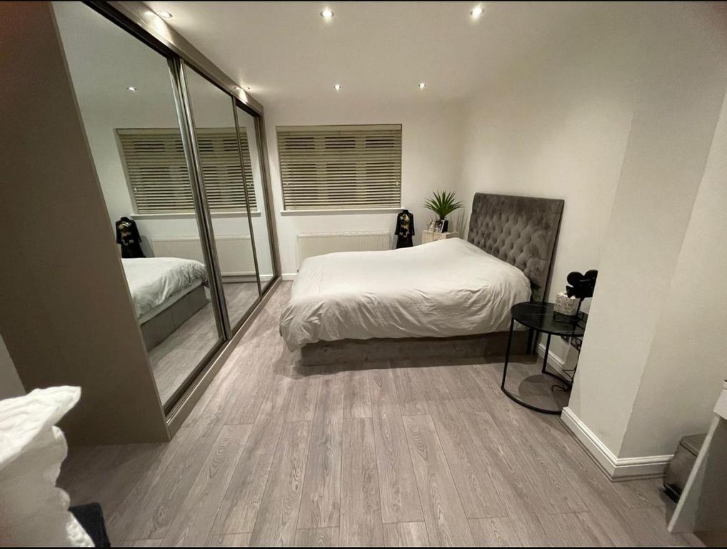 Property photo 1 of 4 Spacious Double Room With Private Bathroom & Garden