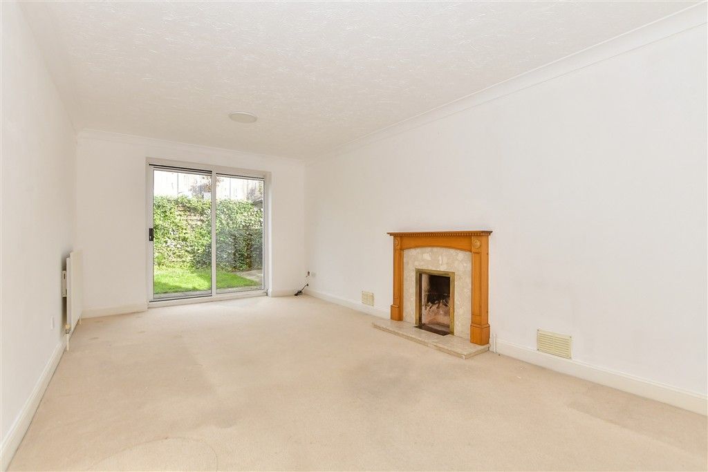 Property photo 1 of 11 Lounge