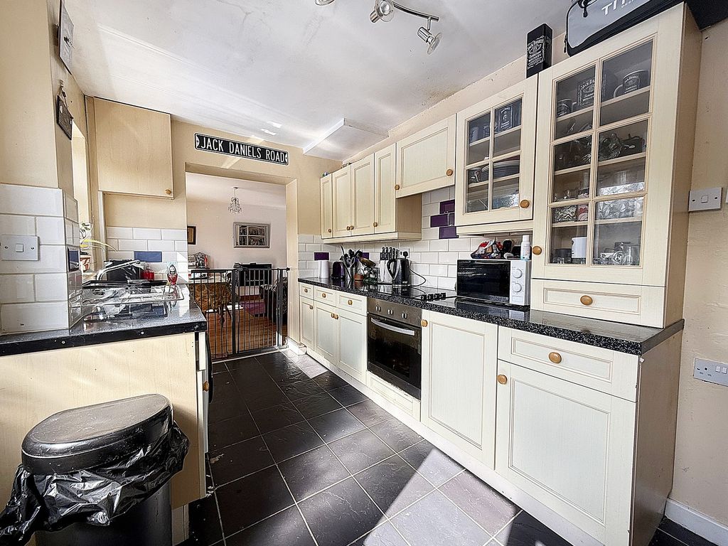 Property photo 3 of 20 Kitchen