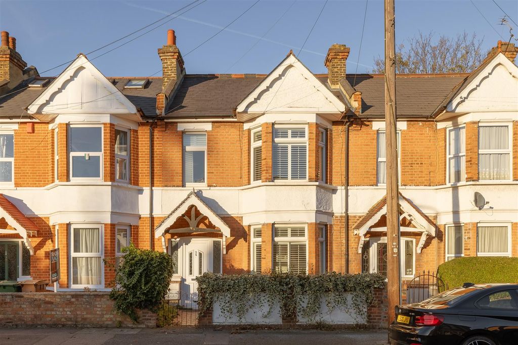 Property photo 1 of 22 Cavendish Drive, E11