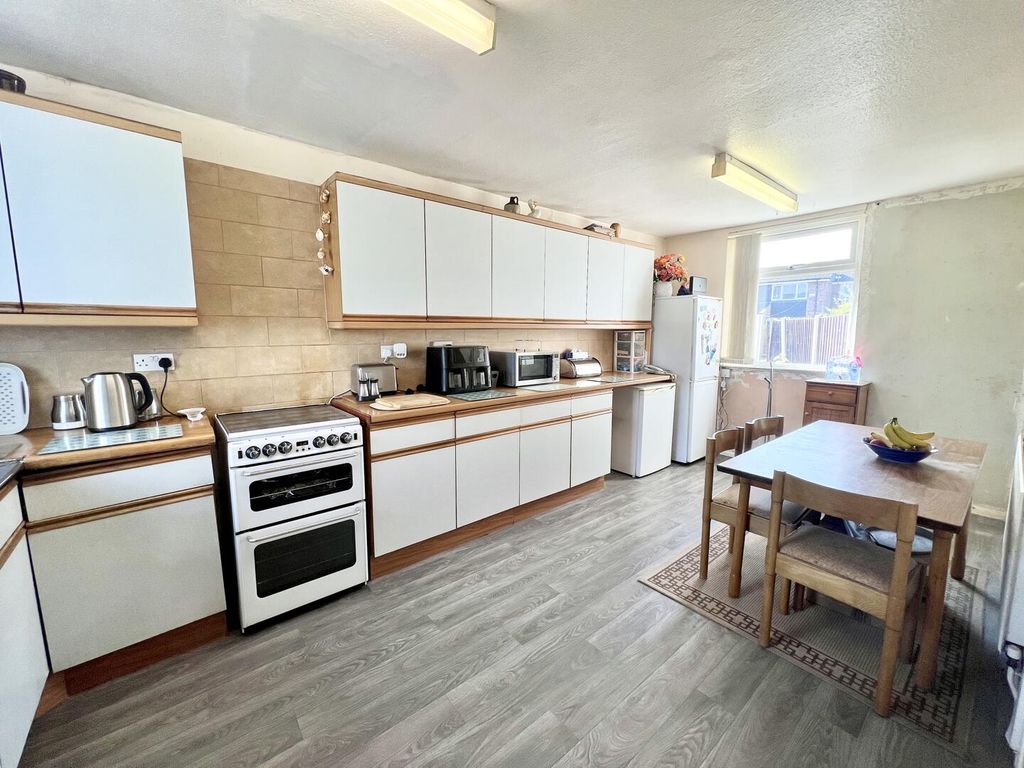 Property photo 3 of 19 Kitchen