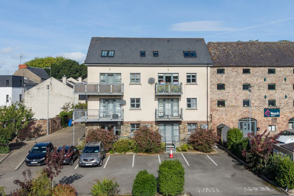 Property photo 2 of 32