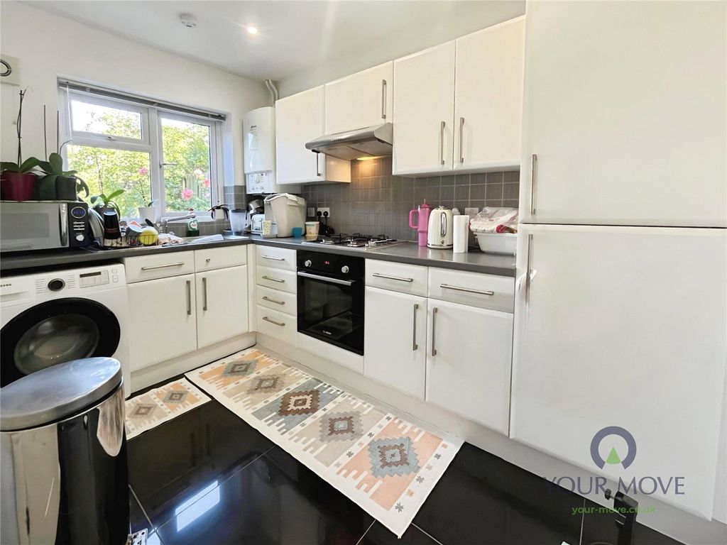 Property photo 3 of 10 Kitchen