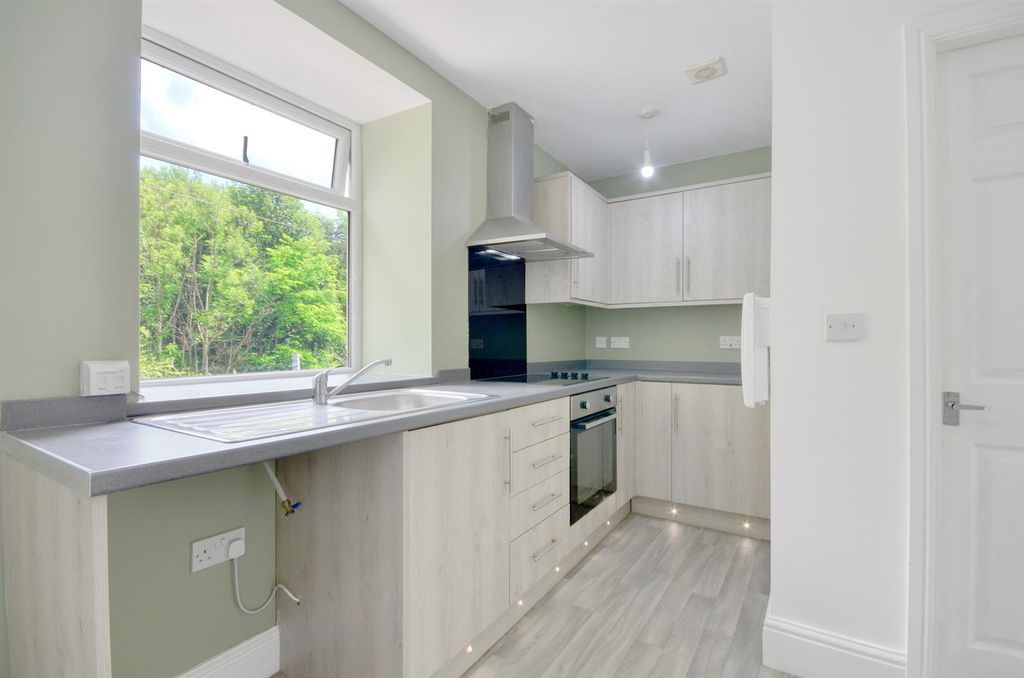 Property photo 3 of 7 Kitchen