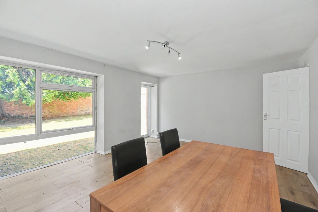 Property photo 2 of 20 Flat 5, The Firs, Bath Road, Reading, Rg1 6Hn