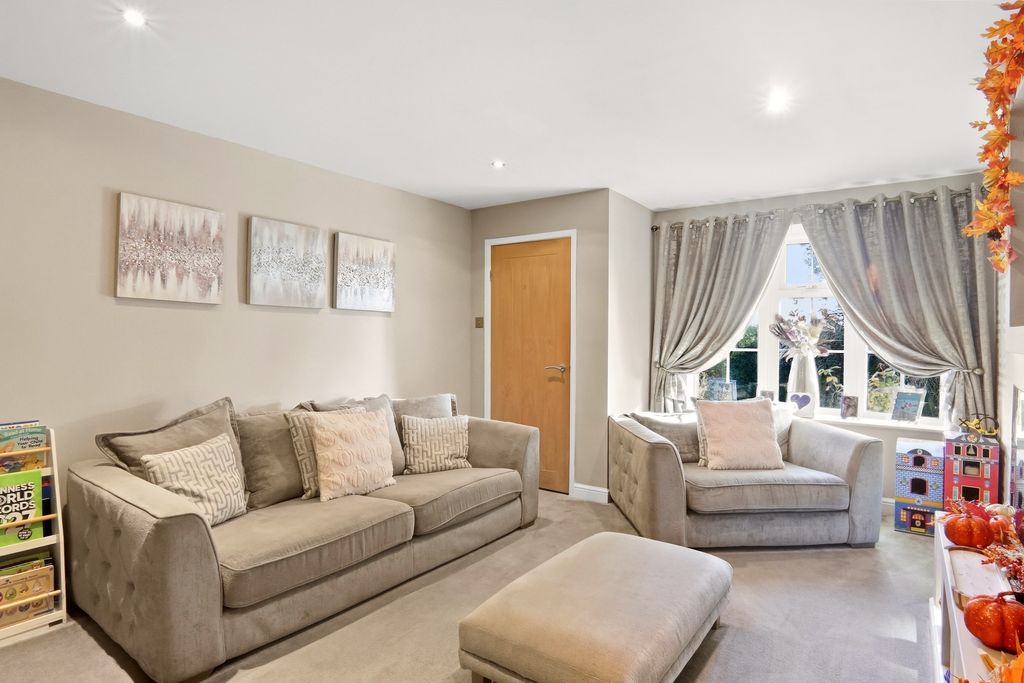Property photo 3 of 17 Lawnsmount010