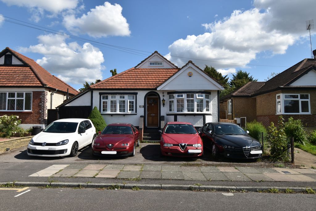 Property photo 1 of 11 3 Bed Detached Bungalow To Rent In Pinner, Ha5