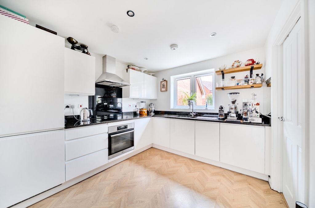 Property photo 2 of 16 1396664-4-696914A...