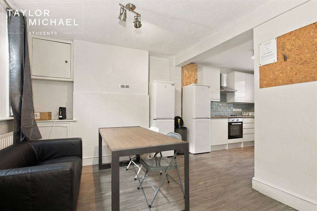 Property photo 3 of 15 Kitchen / Living Area