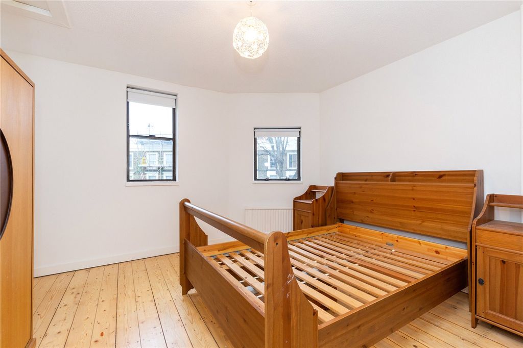 Property photo 3 of 9 Bedroom