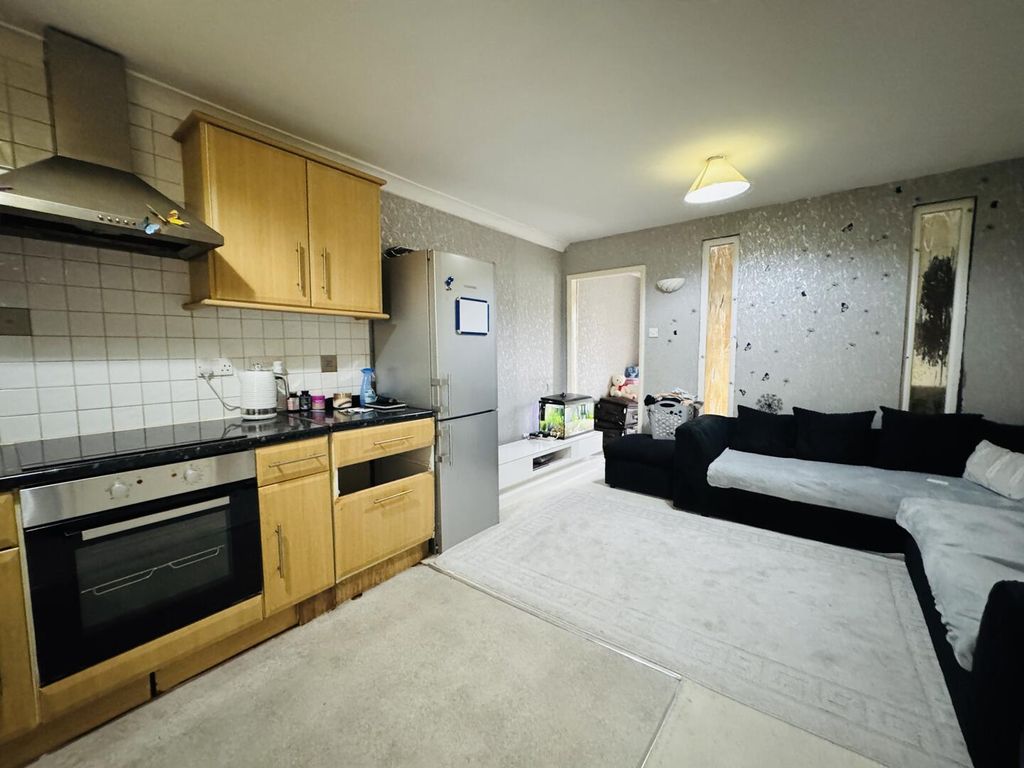 Property photo 3 of 7 Kitchen/Living