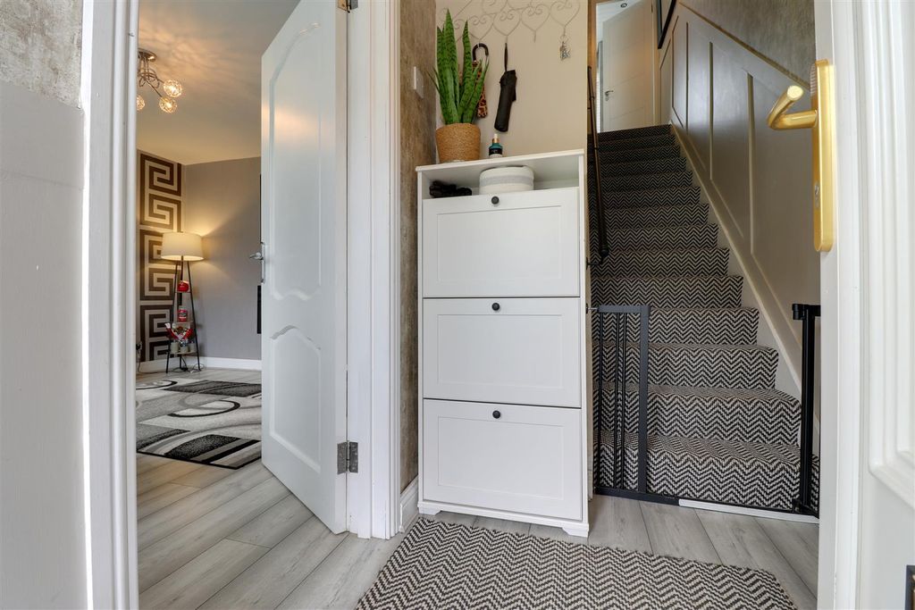 Property photo 2 of 19 Entrance Hall