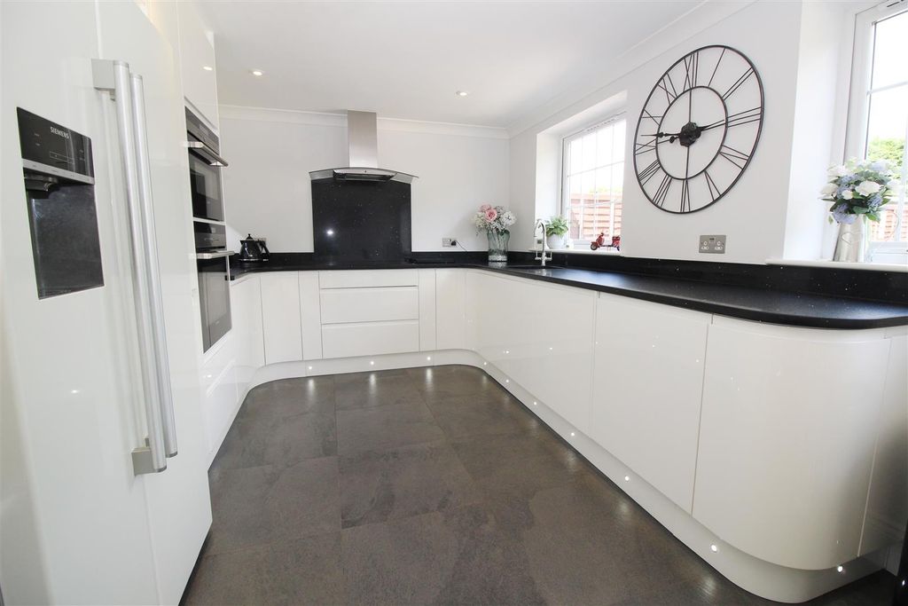 Property photo 2 of 11 Kitchen.Jpg