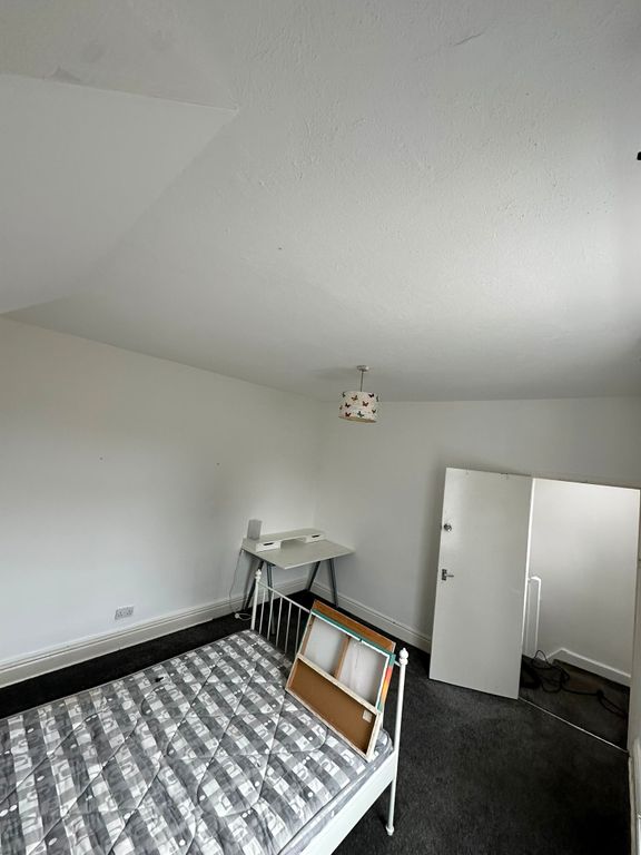 Property photo 2 of 5 Bedroom