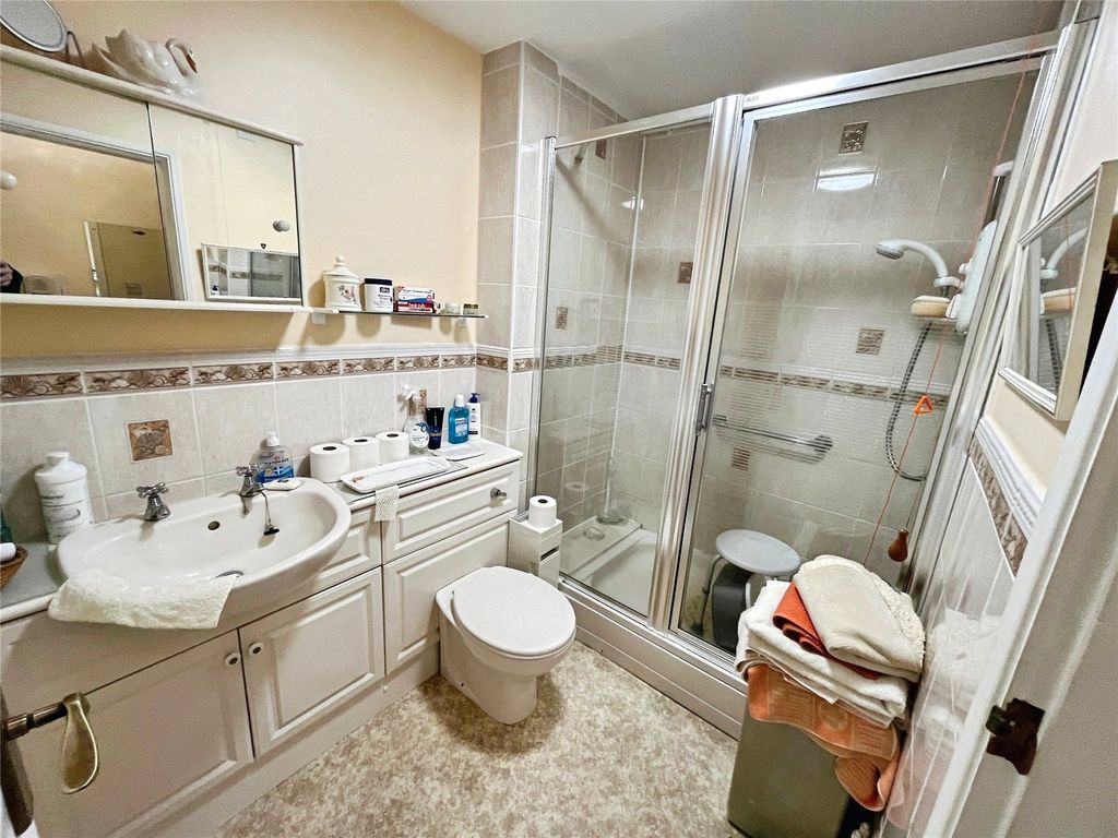 Property photo 3 of 10 Bathroom