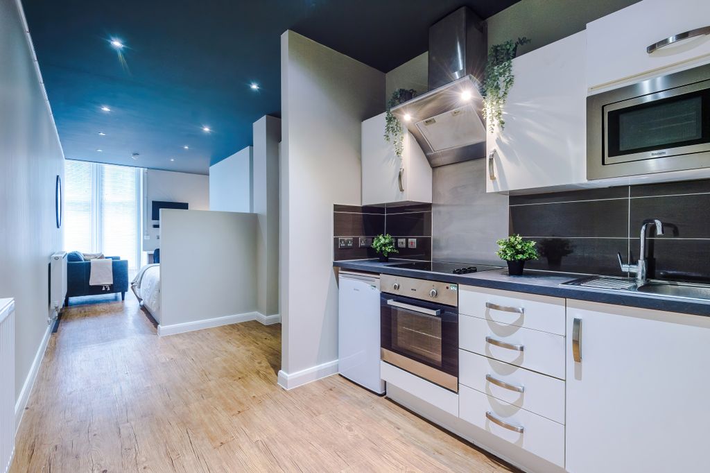 Property photo 3 of 11 Flat 5, Unw, 10