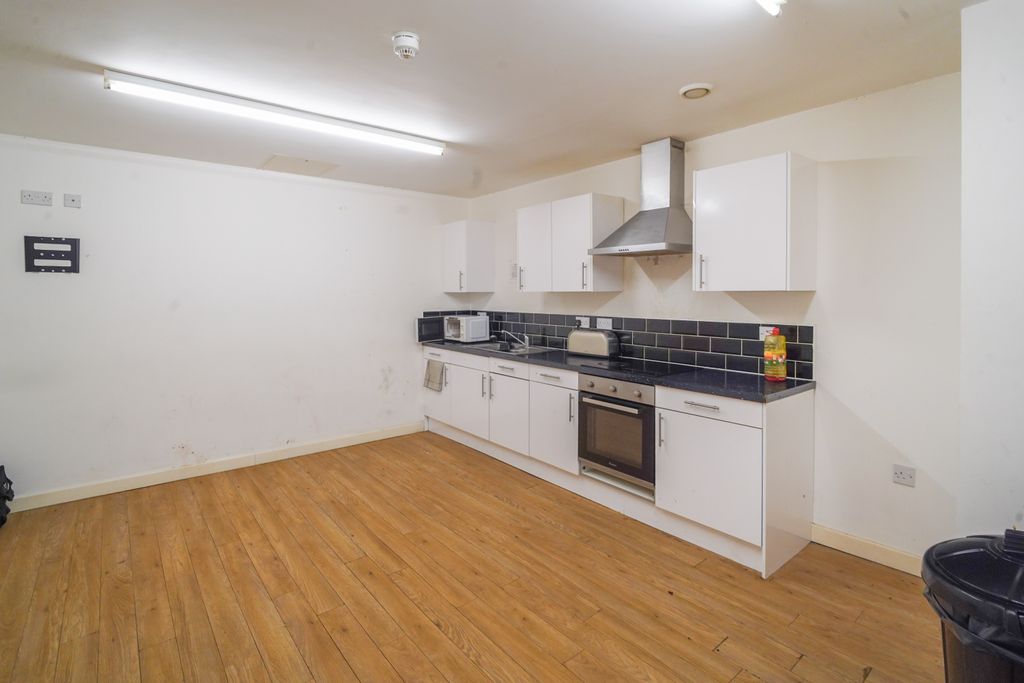 Property photo 3 of 10 Communal Kitchen
