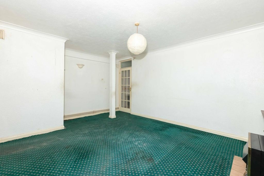 Property photo 3 of 14 Lansdowne St_4.Jpg