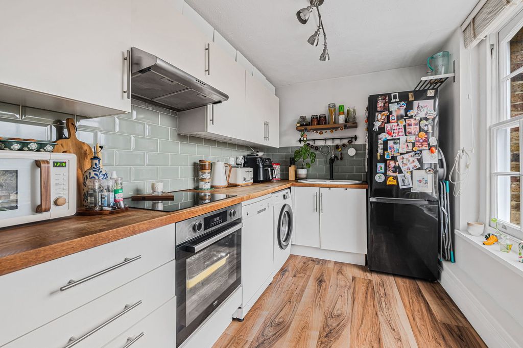 Property photo 2 of 28