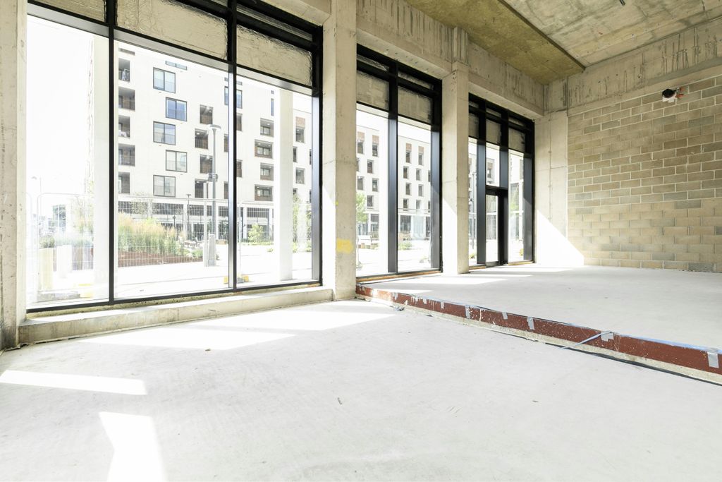 Property photo 3 of 33 Coronation Sqaure Unit 2 8.Jpg