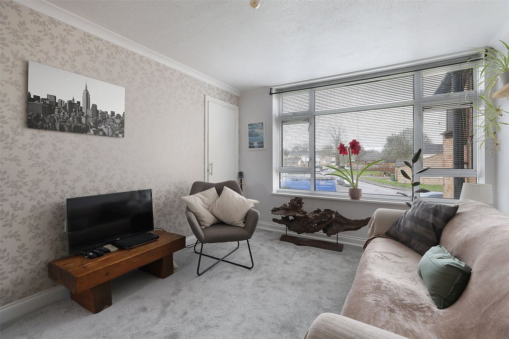 Property photo 1 of 11 Living Room