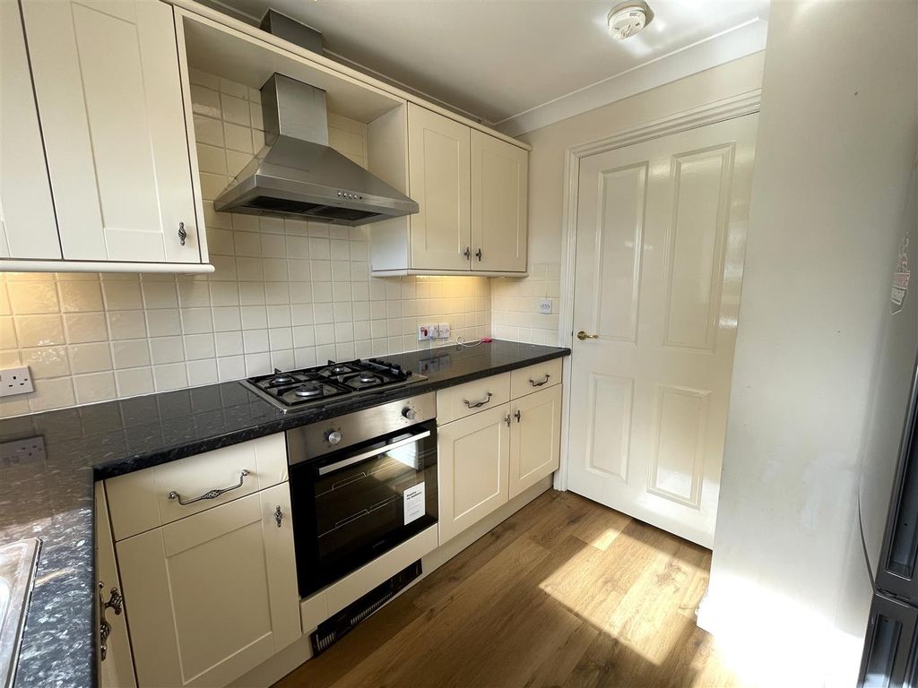 Property photo 2 of 7 Kitchen