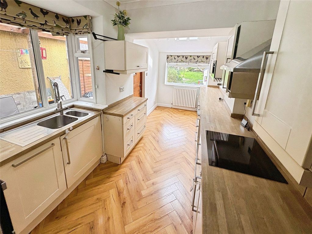 Property photo 3 of 11 Kitchen